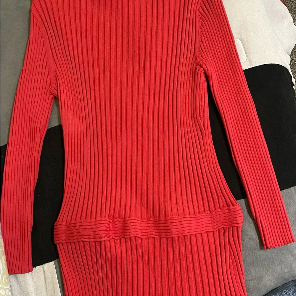 Red Ribbed V-Neck Top - Size Medium - Picture 4 of 6